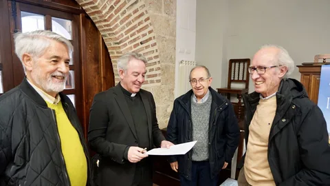 El vicario general de la Diócesis de Valladolid, Jesús Fernández Lubiano; el presidente de la Comisión Gestora, José María Borge, así como el consiliario de Manos Unidas Valladolid, José María Gil, y el misionero Manuel Carreira.