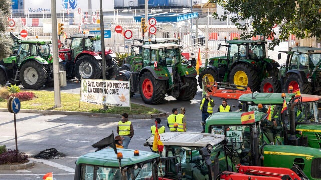 Agricultores y ganaderos de Málaga se suman a las protestas del campo y bloquean el Puerto