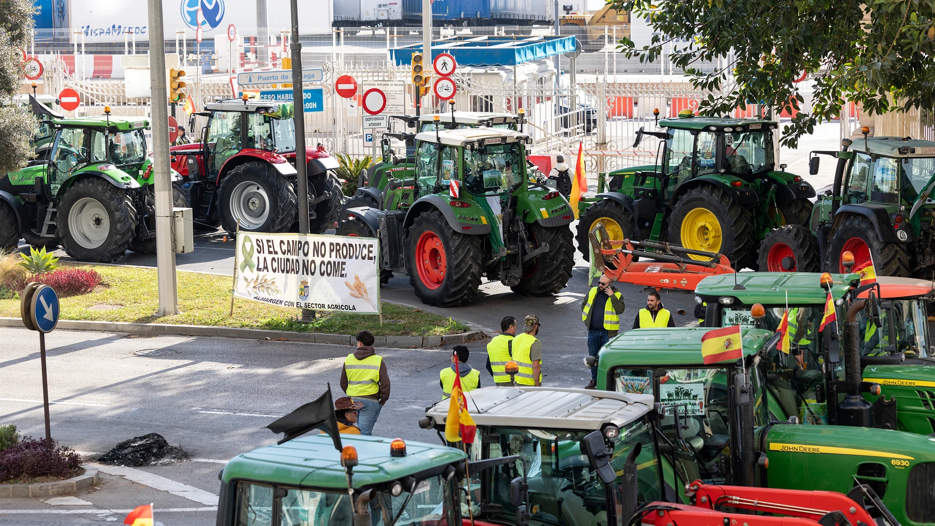 GRAFAND8558. MÁLAGA, 06/02/2024.-Tractores y camiones de los agricultores y ganaderos malagueños bloquean los accesos al Puerto de Málaga para protestar por la crisis del campo. EFE/Daniel Pérez 