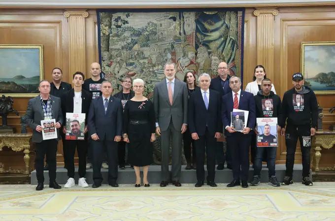 Felipe VI, con las víctimas del terrorismo de Hamás 