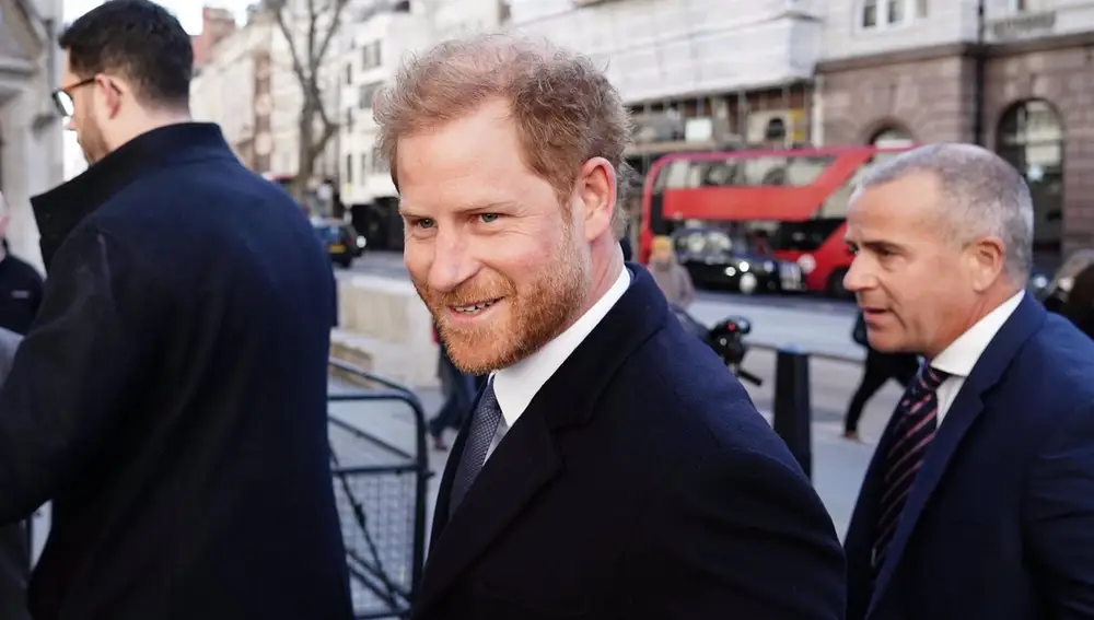 El príncipe Harry viaja a Londres sin Meghan Markle para ver a su padre tras ser diagnosticado de cáncer