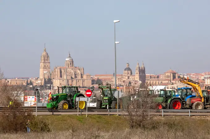 Miles de tractores colapsan las principales arterias de comunicación en Castilla y León