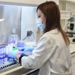 Una investigadora trabaja en el nuevo Centro de Oncología Experimental del Instituto de Investigación del Hospital Universitario 12 de Octubre