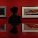 Una visitante de "Surrealismo" frente a "A la hora del observatorio - Los amantes", de Man Ray