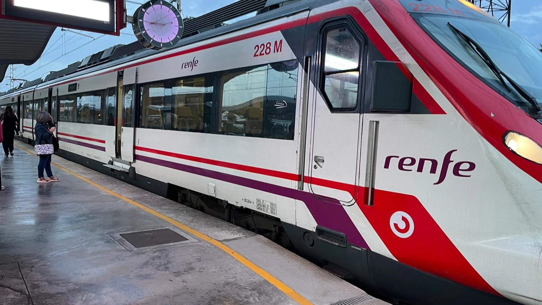 Tren de Cercanías en la estación de Renfe de San Fernando (Cádiz). RENFE 06/02/2024