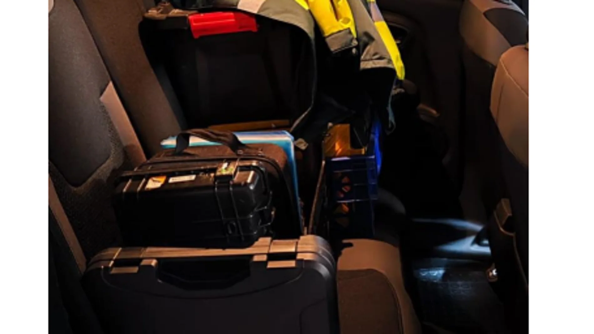 Los agentes tienen que colocar el material profesional en los asientos traseros porque no cabe en el maletero