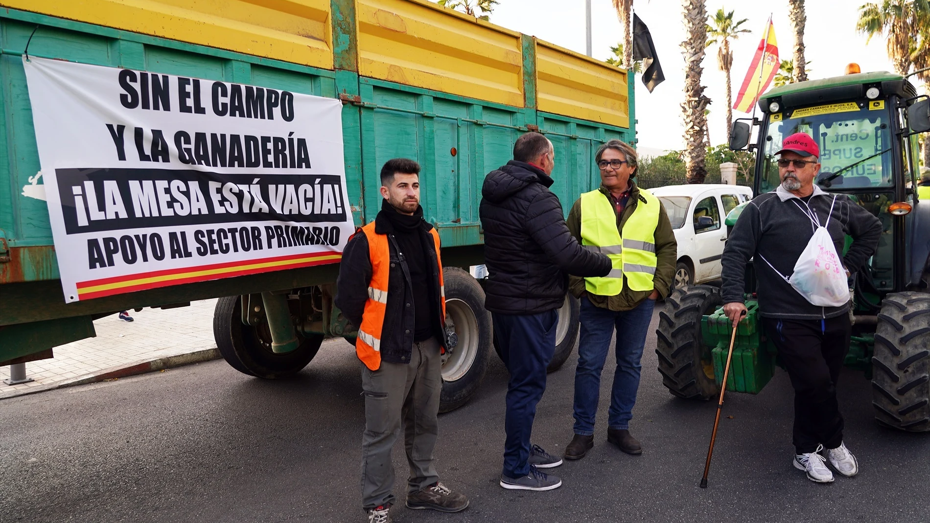 Cortados ambos sentidos de la AP-4 en Las Cabezas por las protestas de los agricultores