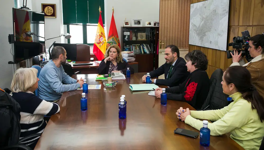 La alcaldesa de Burgos, Cristina Ayala se reúne con representantes de la Plataforma del Tren Directo