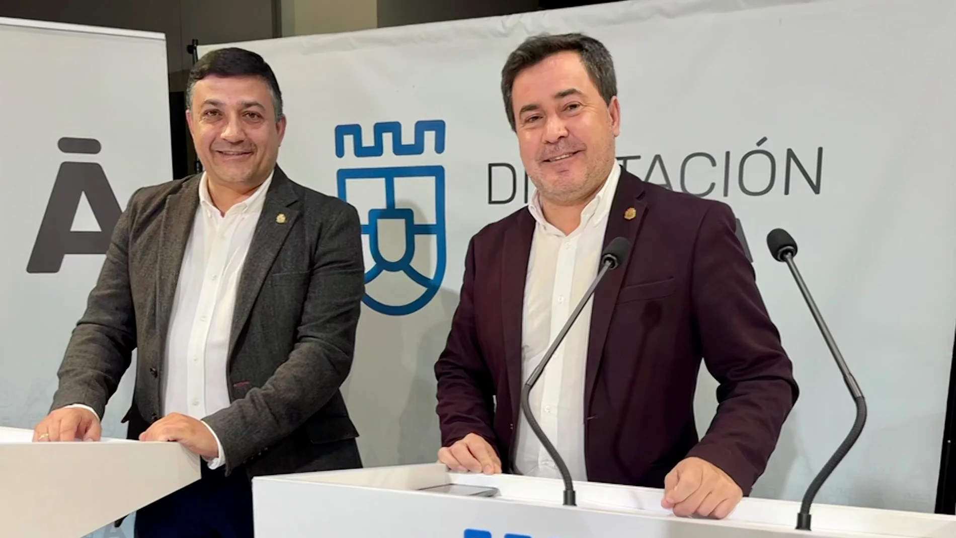 El presidente de la Diputación de Ávila, Carlos García, y el diputado Jesús Martín presentan el proyecto
