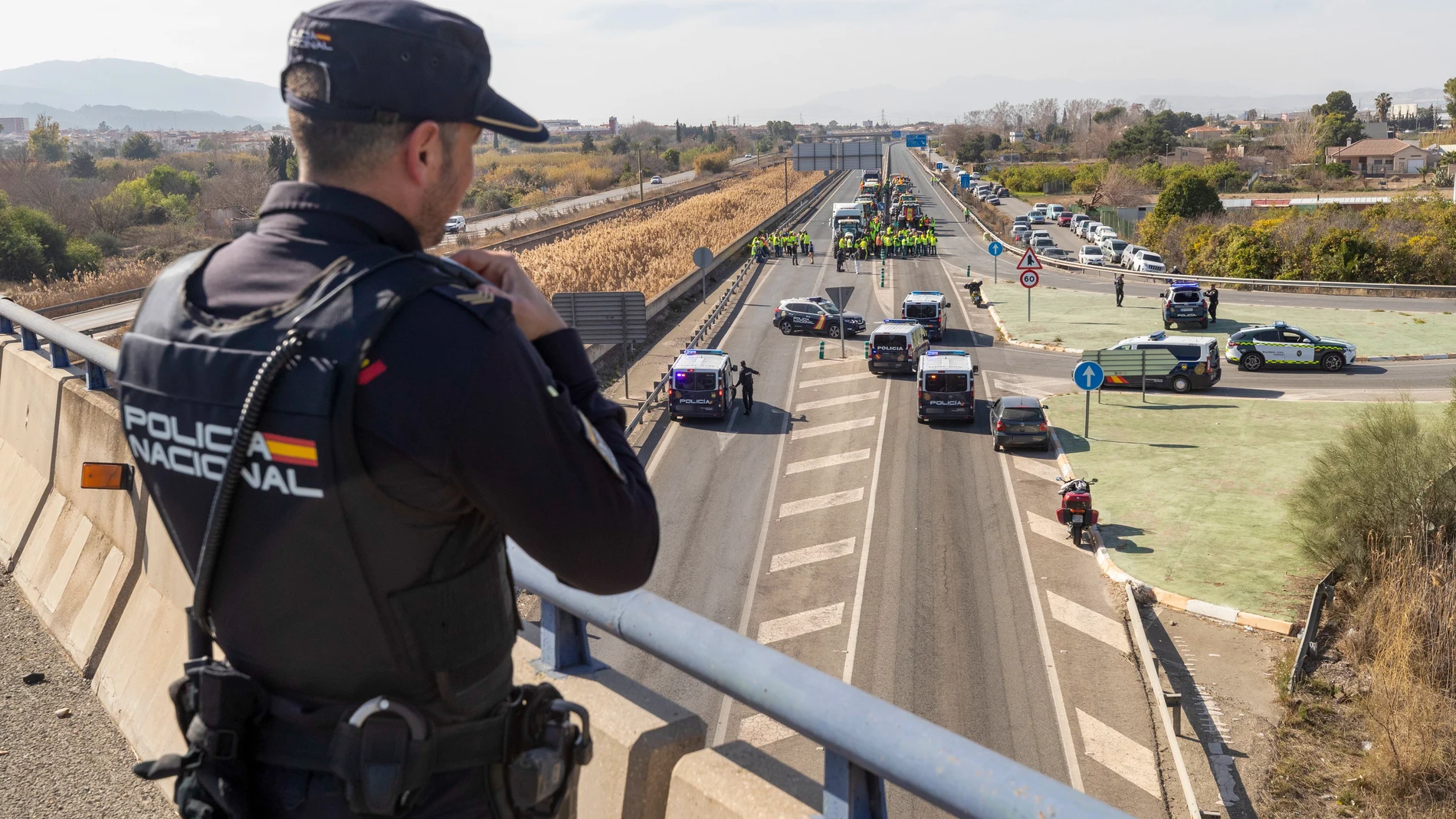 MURCIA, 07/02/2024.- Varias decenas de agricultores que mantenian cortada la autovía MU-30 desde ayer martes en protesta por la situación en la que se encuentra el sector agrario, han negociado con la guardia civil la apertura de un carril de la autovía este miércoles. EFE/Marcial Guillén