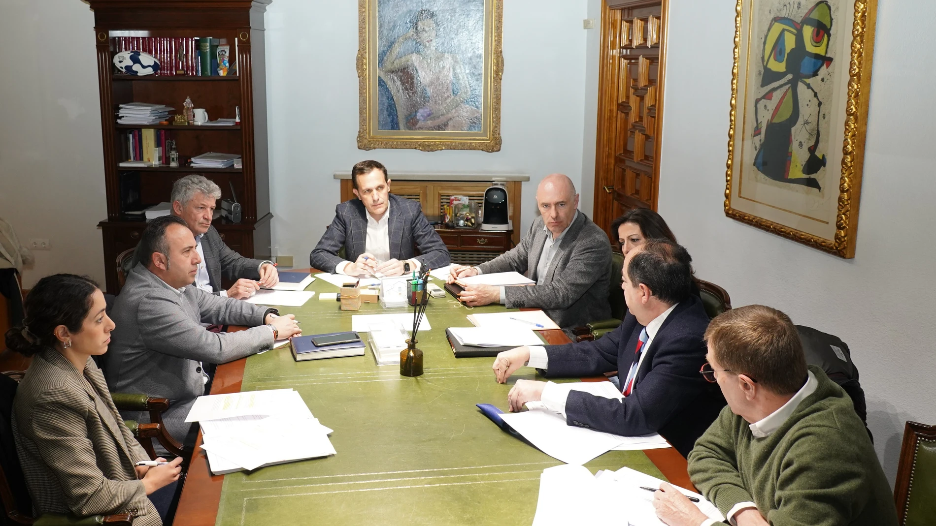 El presidente Conrado Íscar y el alcalde Sarbelio Fernández durante la reunión