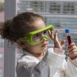 La niña y la mujer en la ciencia
