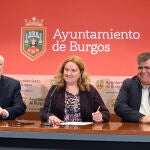 La alcaldesa de Burgos, Cristina Ayala, y el presidente de la Cámara de Comercio e Industria de Burgos, Antonio Méndez Pozo, acompañados del concejal de Área de Infraestructuras, Juan Manuel Manso, presentan un proyecto de comunidades energéticas en la ciudad
