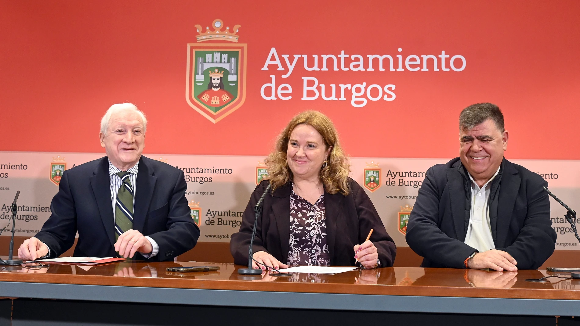 La alcaldesa de Burgos, Cristina Ayala, y el presidente de la Cámara de Comercio e Industria de Burgos, Antonio Méndez Pozo, acompañados del concejal de Área de Infraestructuras, Juan Manuel Manso, presentan un proyecto de comunidades energéticas en la ciudad