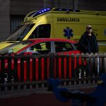 Una ambulancia en el lugar del derrumbe