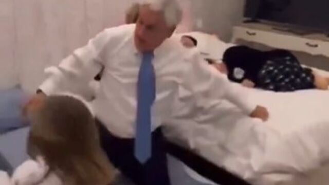Piñera, recibido como un héroe y recordado por su tierno vídeo en el que "peleaba" con sus nietos