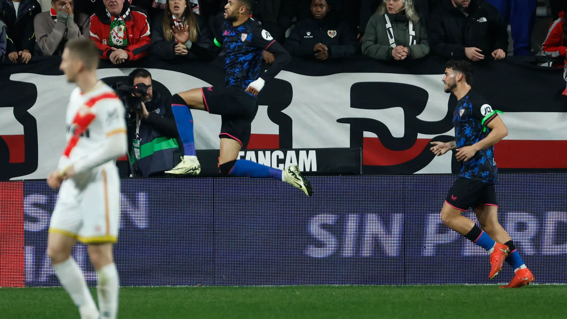 El delantero marroquí del Sevilla Youssef En-Nesyri (c) celebra tras anotar un gol