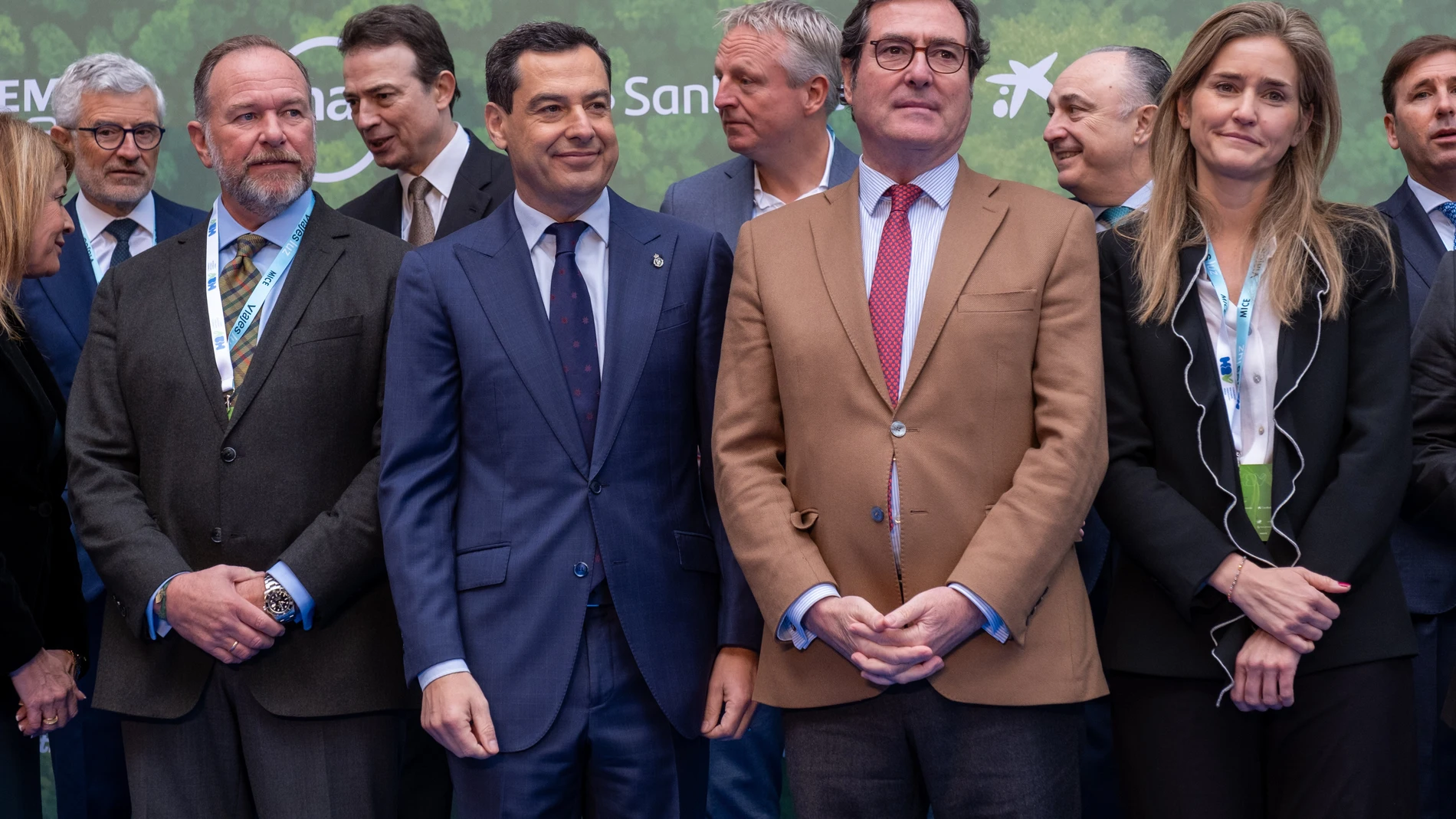 El presidente de la Junta y el de la CEOE, en el centro, en la inauguración en Huelva del primer Congreso de Hidrógeno Verde