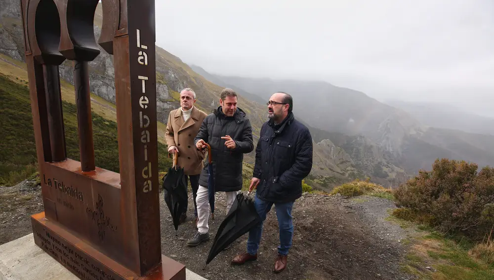 El alcalde de Ponferrada, Marco Morala, y el el concejal de Medio Rural, Turismo y Patrimonio, Iván Alonso, acuden a la inauguración del mirador de Peñalba de Santiago