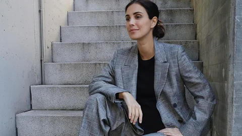 Sassa de Osma con traje gris y zapatillas.