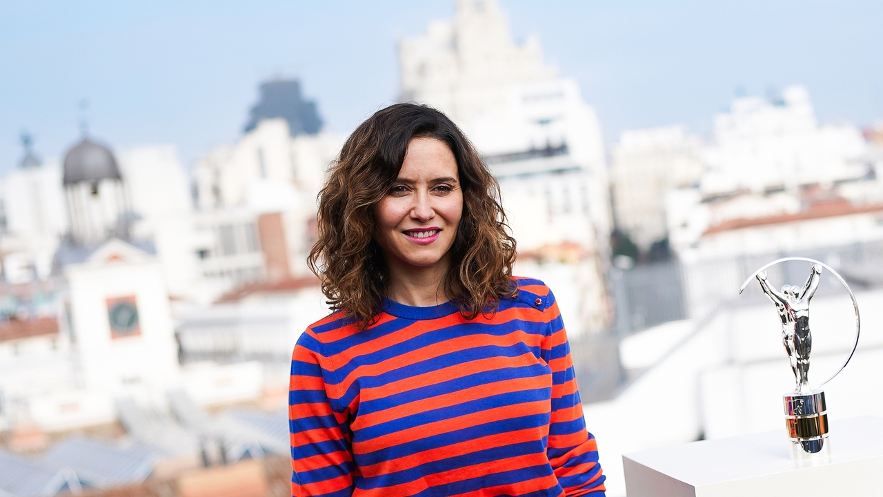 Isabel Díaz Ayuso’s most Parisian look with a sale striped sweater and a great-looking pencil skirt