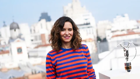Isabel Díaz Ayuso con jersey de rayas.