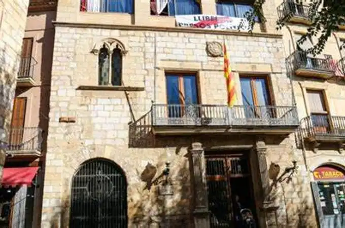 El alcalde independentista de Montblanc (Tarragona) acata la ley y cuelga la bandera española en el Ayuntamiento