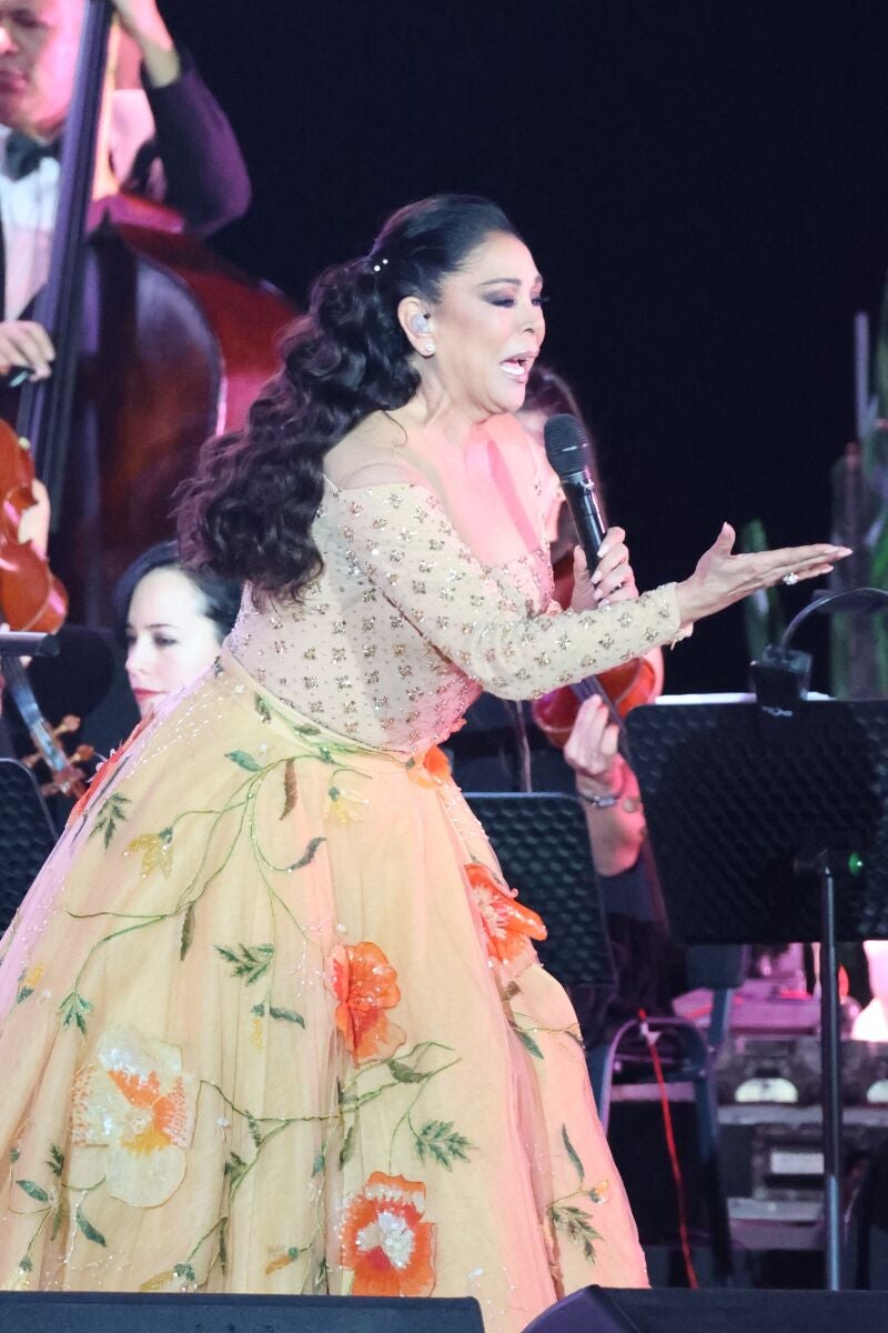 Isabel Pantoja durante su concierto en el Palau Sant Jordi por su 'Gira 50 Años', a 30 de diciembre de 2023 en Barcelona (España)