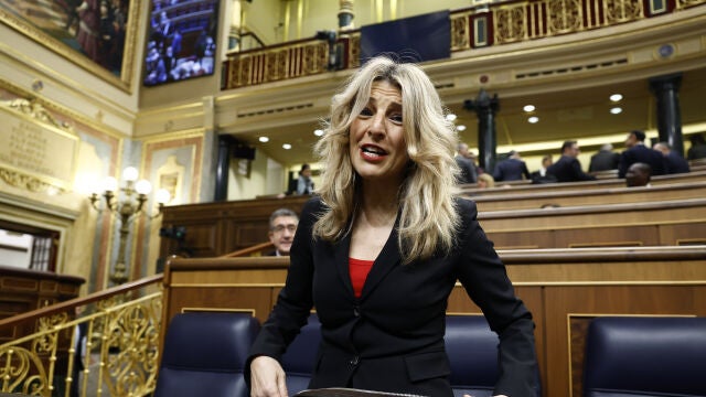Yolanda Díaz con traje negro en el Congreso.