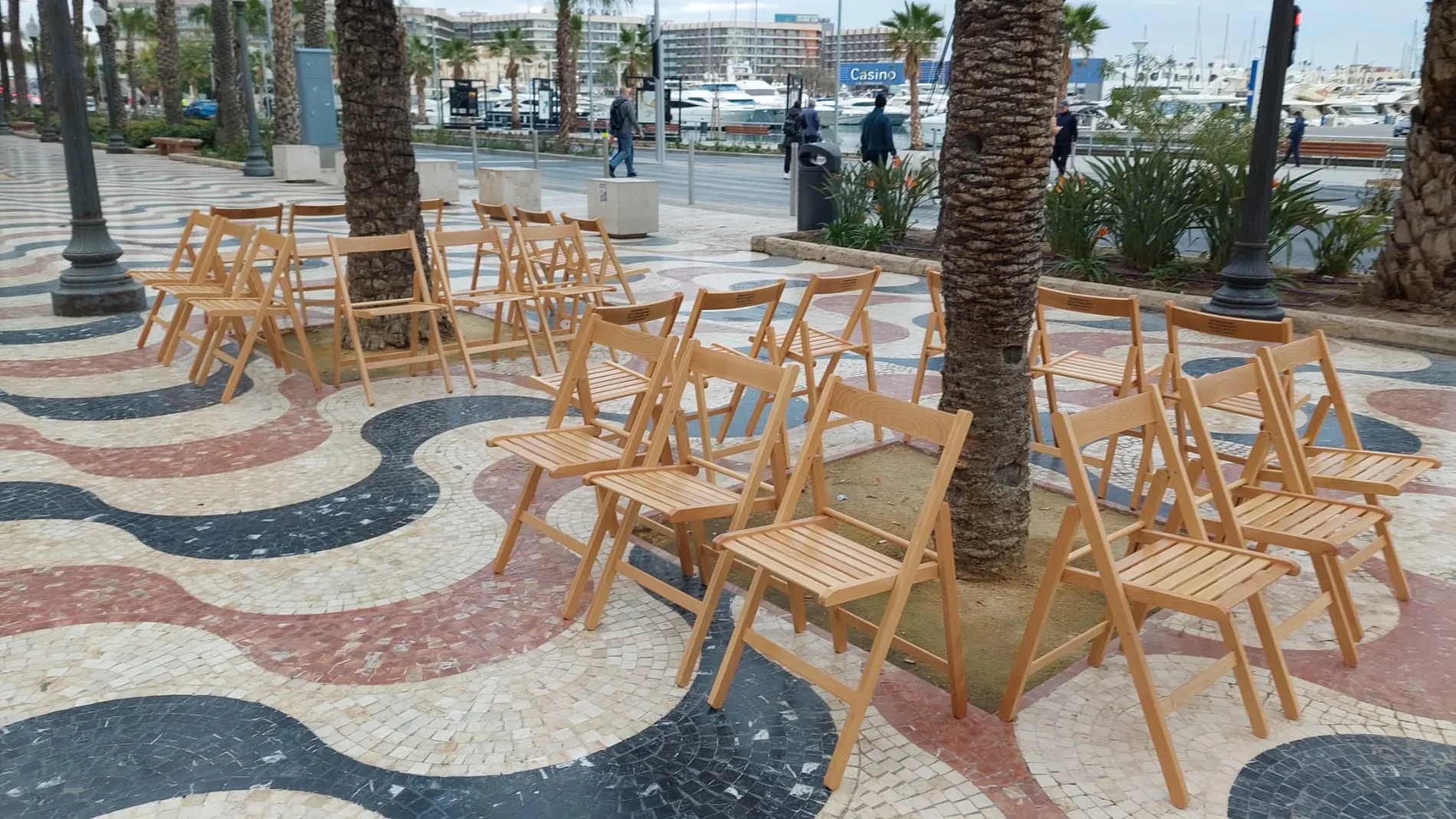 Imagen de las sillas que, de manera gratuita, coloca el Ayuntamiento de Alicante en la Explanada para uso de los ciudadanos y los turistas.