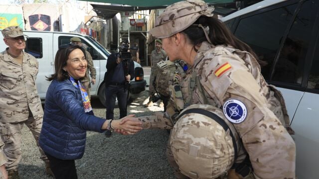 La ministra de Defensa, Margarita Robles, con los militares españoles desplegados en Irak