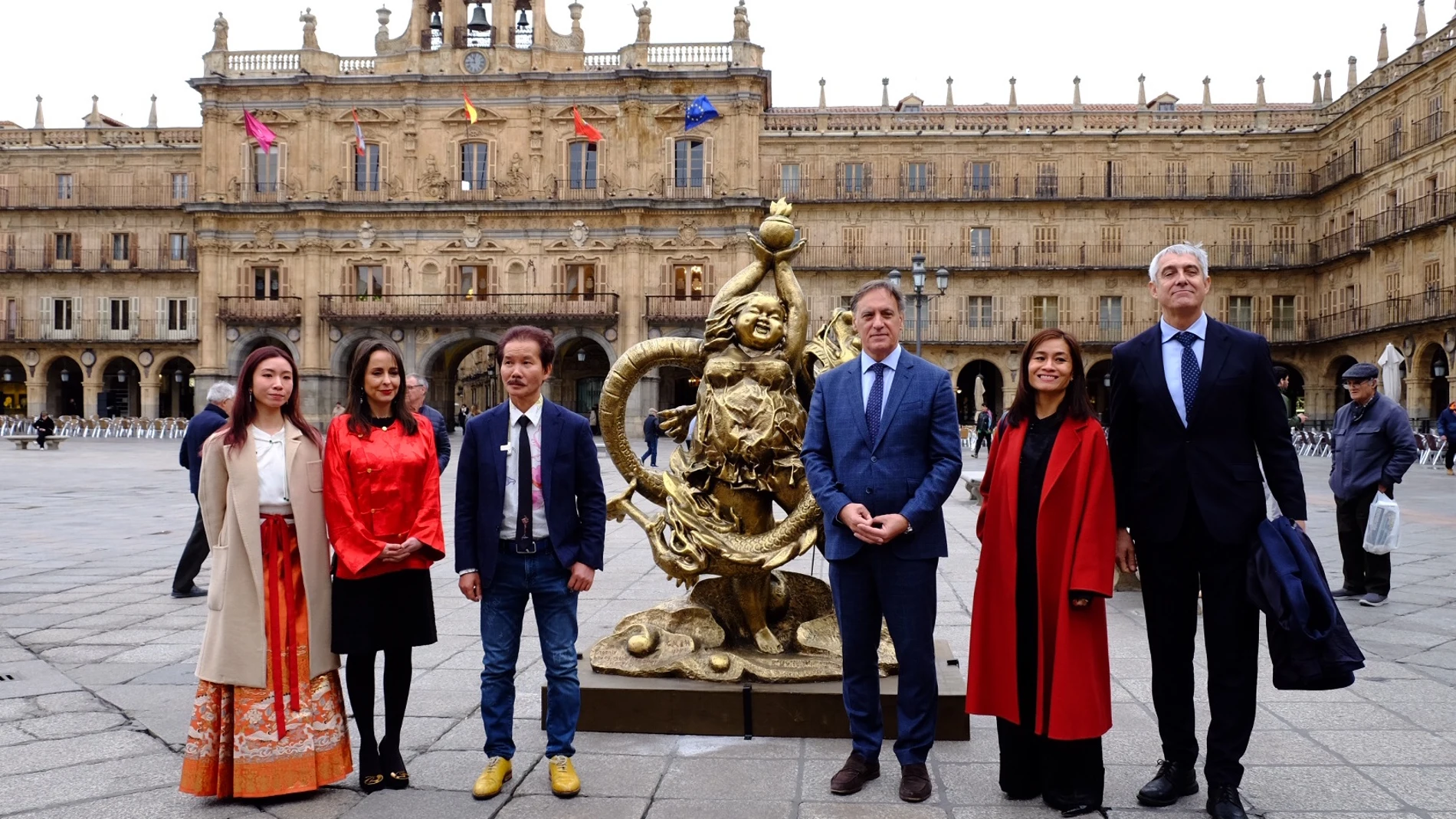 Inauguración de la nueva escultura china en la Plaza Mayor de Salamanca