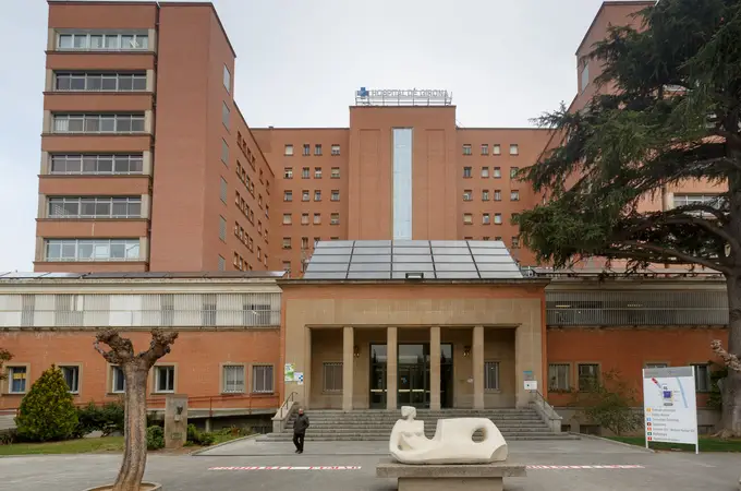Abandonan un hombre tiroteado y apaleado en las puertas del Hospital Josep Trueta de Girona