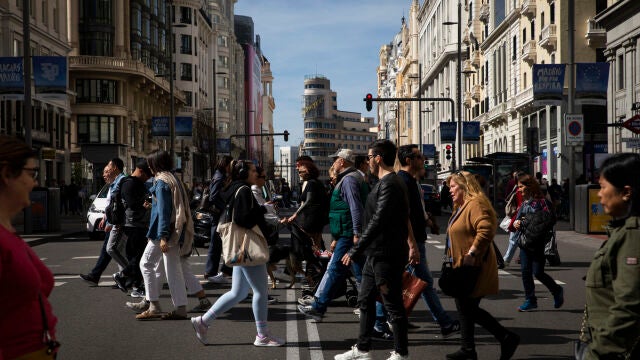 Paso de peatones de Gran Vía con el edificio de Scweppes de fondo.