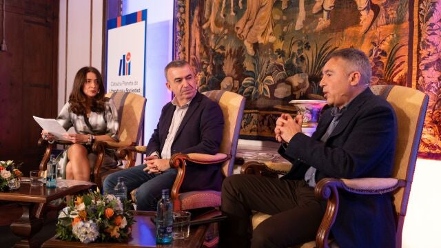 Los escritores Ana Merino y Lorenzo Silva junto al periodista Frances Bracero durante la presentación de la Cátedra
