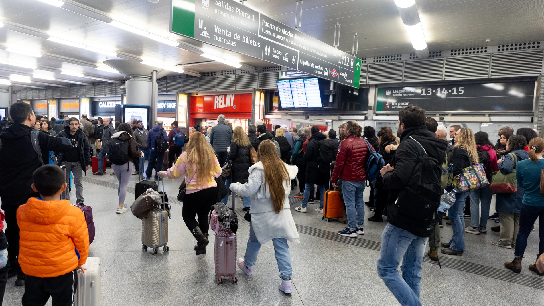 Filas de decenas de personas esperando su tren durante la huelga de Renfe y Adif, en la estación de Puerta de Atocha-Almudena Grandes,, a 9 de febrero de 2024, en Madrid (España). Los sindicatos han convocado varias jornadas de huelga en los trenes de Renfe y Adif con el objetivo de denunciar "el secuestro administrativo" de los acuerdos alcanzados por las partes a través de la negociación colectiva como la eliminación de las categorías de ingreso, en el caso de Renfe, y la implementación de ...