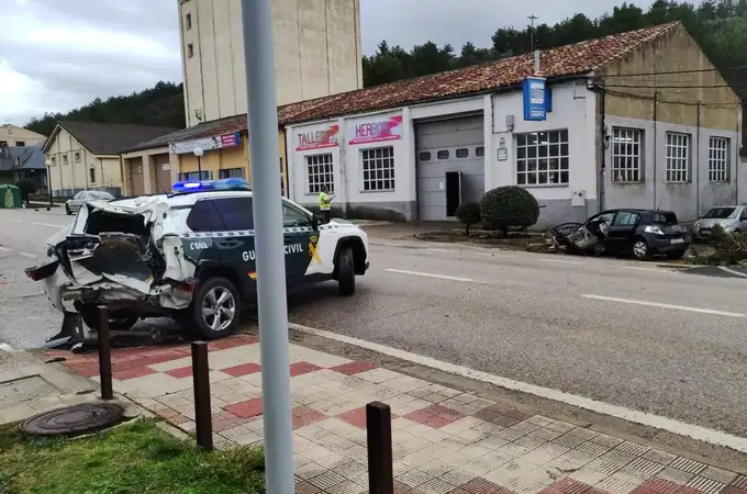 Un camión se lleva por delante tres coches de la Guardia Civil tras una persecución en Soria