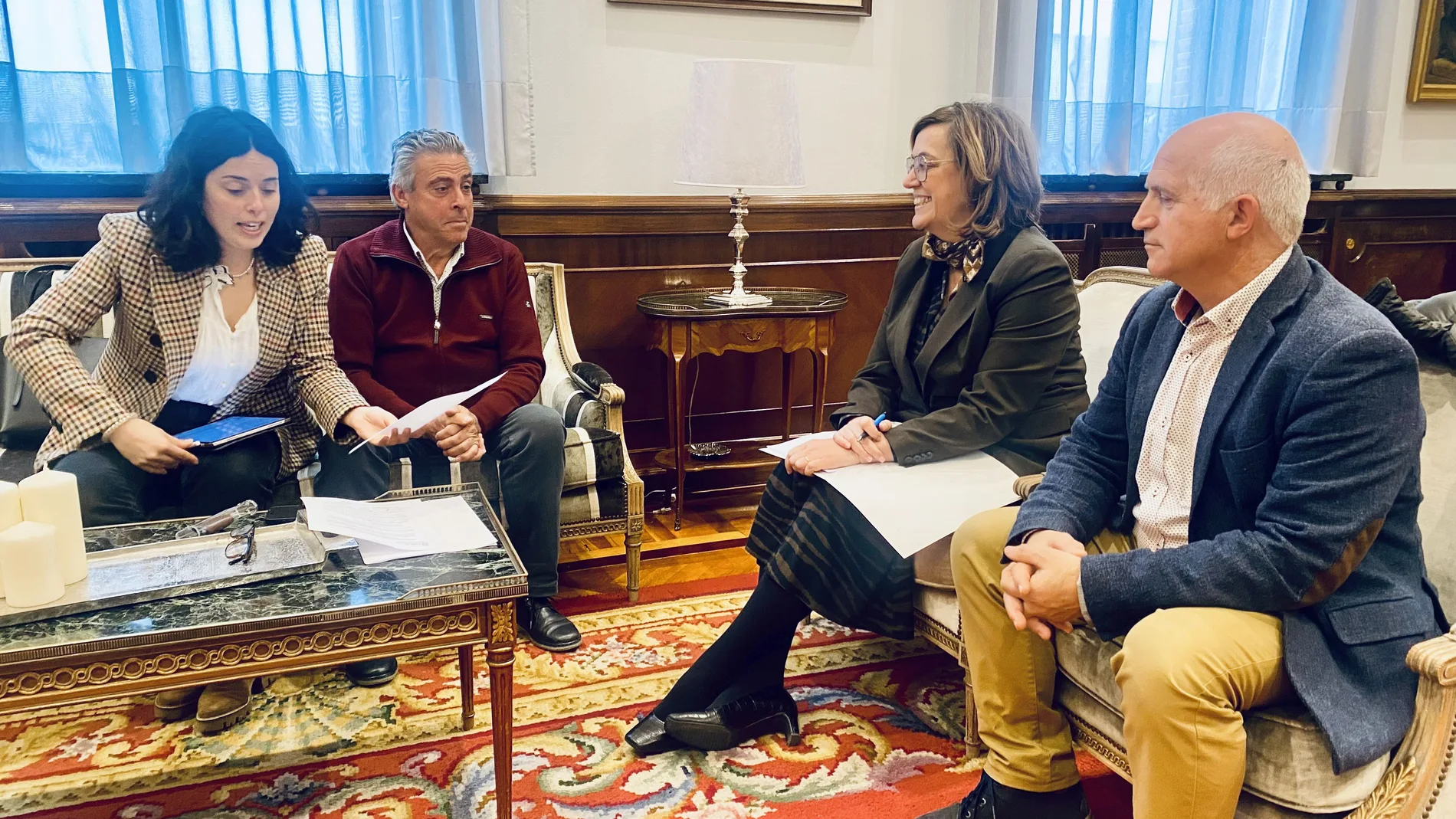 Armisén se reúne con la alcaldesa de Magaz de Pisuerga, Patricia Pérez, y el segundo teniente al-calde, Jesús González,