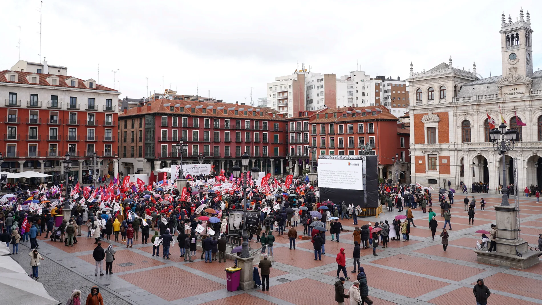 Manifestantes en la Plaza Mayor de Valladolid