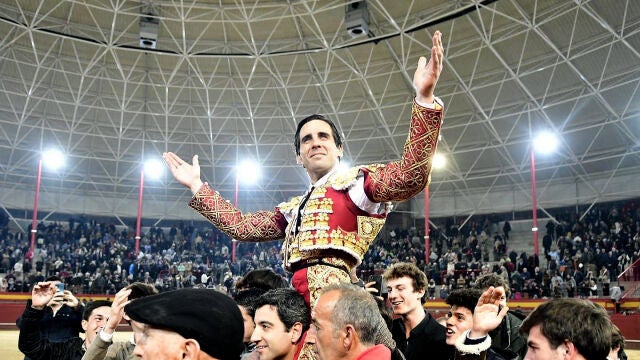 Juan Ortega sale a hombros de la plaza de Valdemorillo.