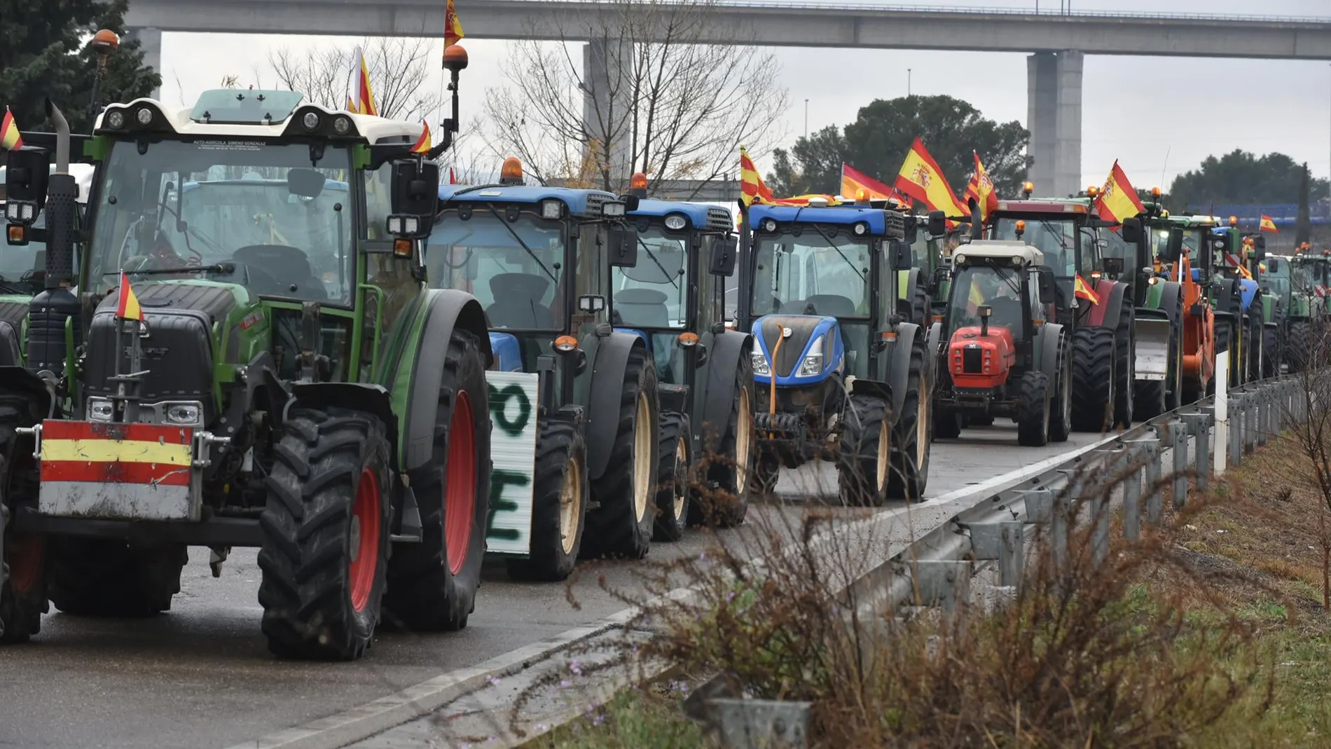 La N-232, a la altura de Mallén (Zaragoza), registra tráfico lento por las protestas de los agricultores