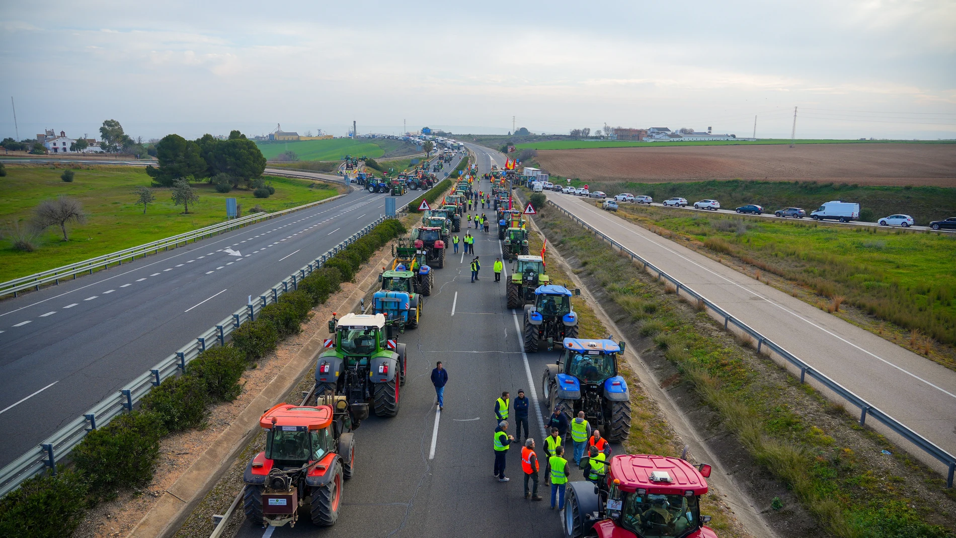 Agricultores cortan al tráfico una autovía