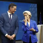  Spain&#39;s Prime Minister Pedro Sanchez and European Commission President Ursula von der Leyen pose at a media conference at the conclusion of a European Union summit in Brussels.