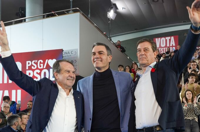 Caballero, con Sánchez y Besteiro, en un mítin en Vigo esta campaña.