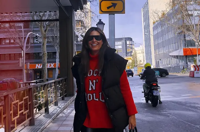 Nuria Roca se rinde al rojo con el jersey más rockero y lo combina con pantalones de piel negros