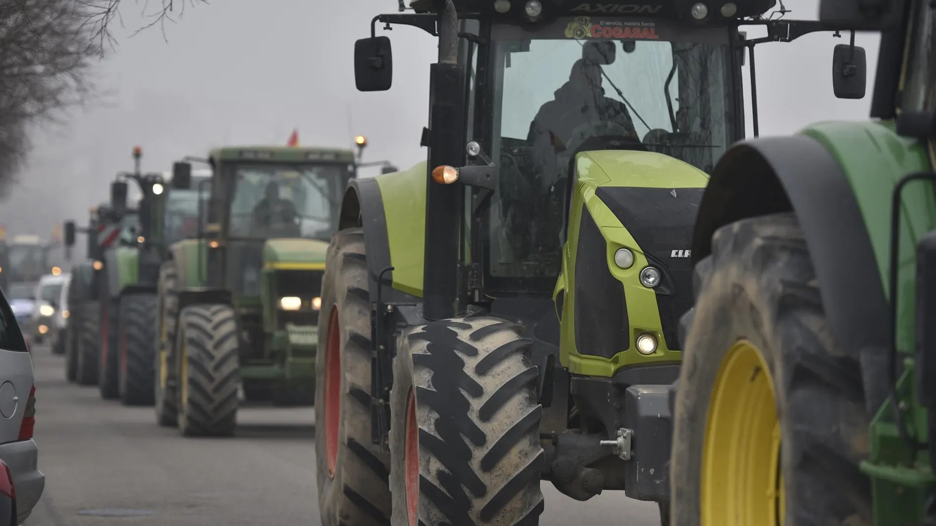 Varias carreteras de Aragón presentan circulación lenta por las 'tractoradas' de los agricultores