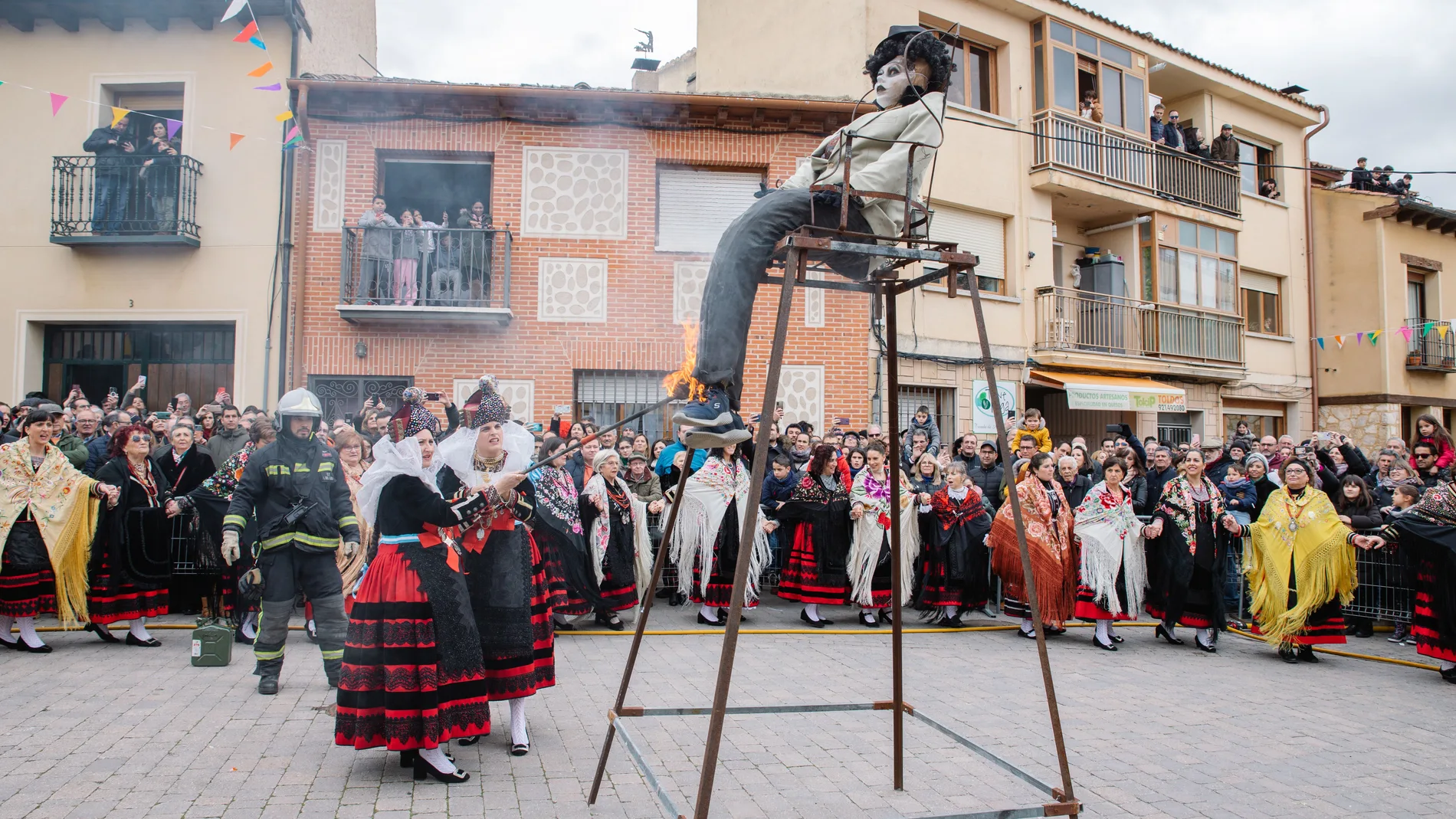 Las mujeres prenden fuego al pelele en Zamarramala