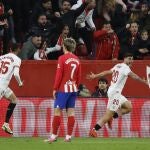 Isaac y En-Nesyri celebran el gol del Sevilla ante un Griezmann desolado