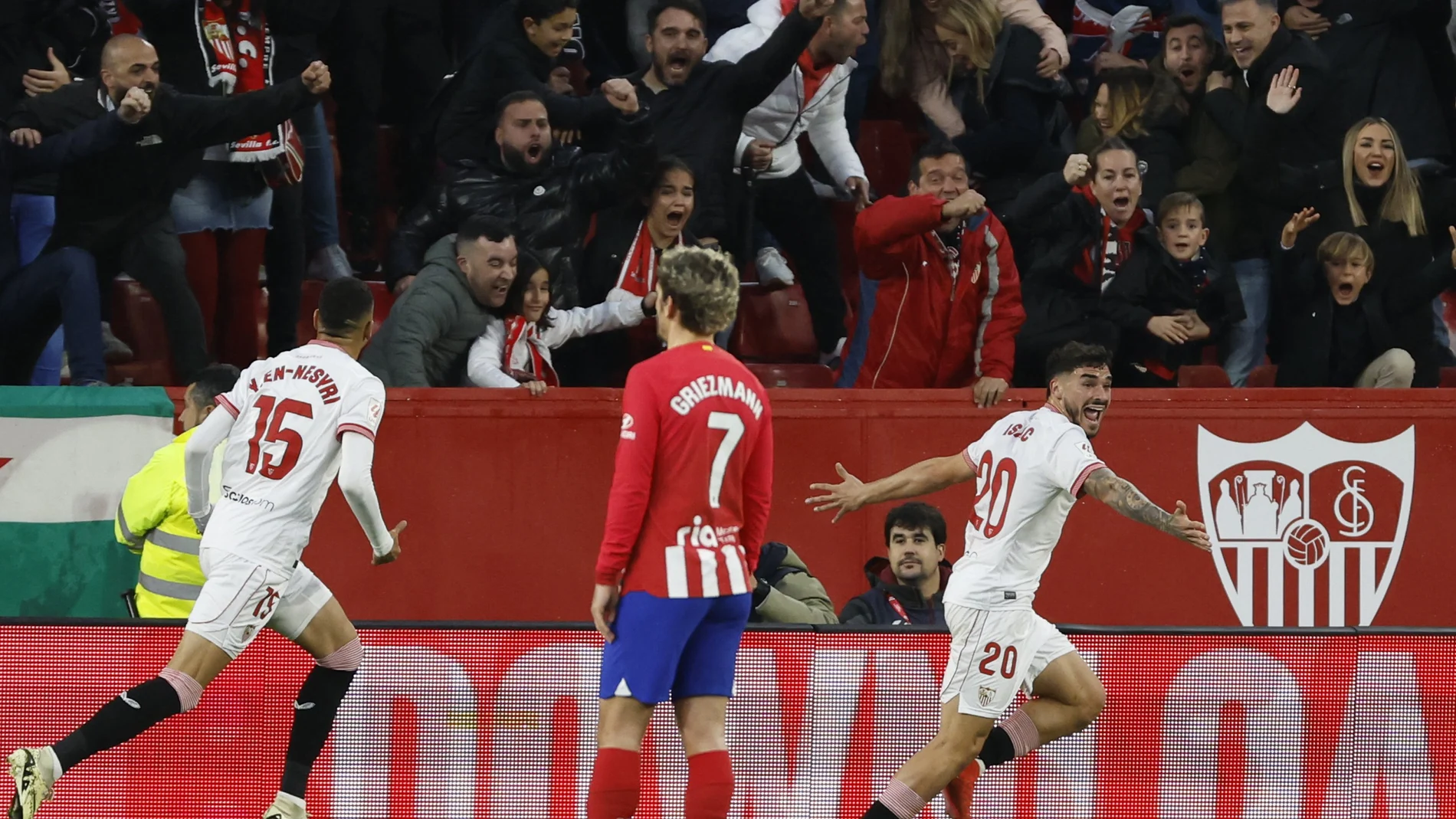 Isaac y En-Nesyri celebran el gol del Sevilla ante un Griezmann desolado