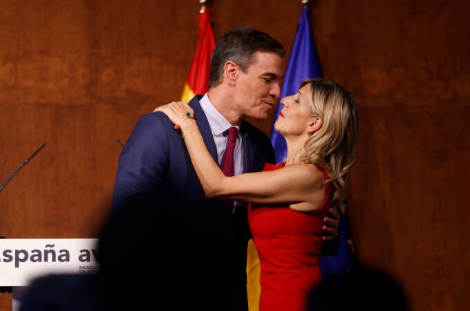 Pedro Sánchez y Yolanda Díaz firman el acuerdo de coalición entre PSOE y Sumar. 